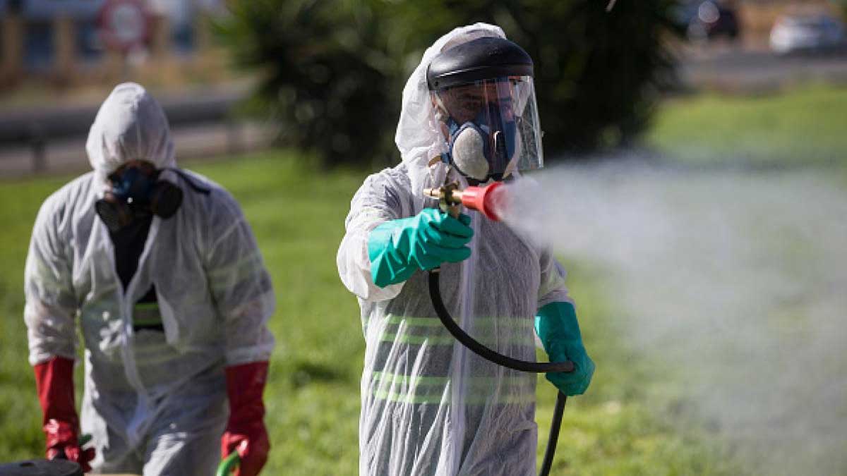 Operarios fumigando contra los mosquitos.