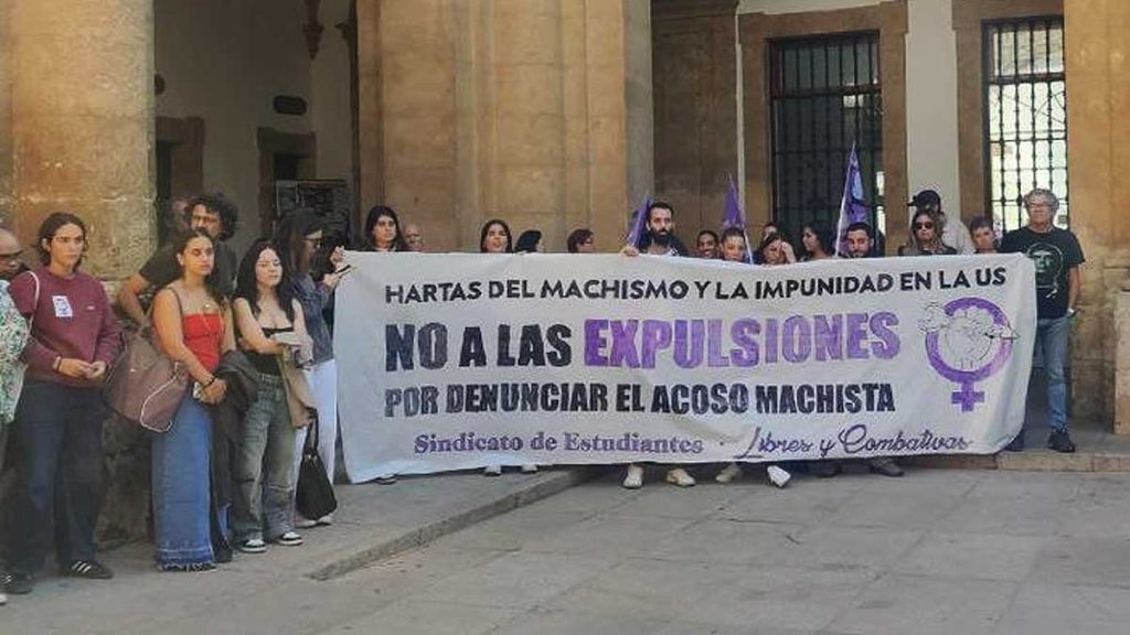 Estudiantes manifestándose en la Universidad de Sevilla.