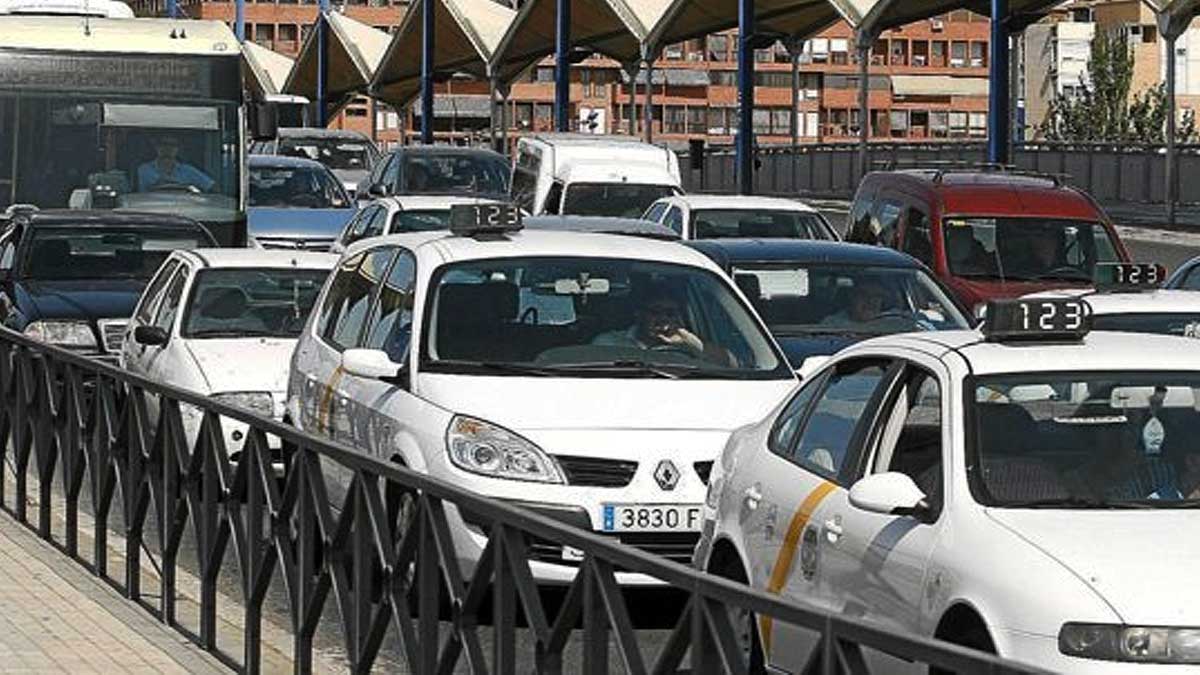 Coches en un atasco en Sevilla.