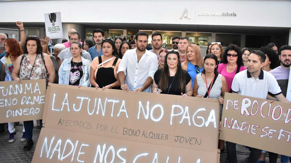 Jóvenes reclamando el pago del Bono Joven de Alquiler.