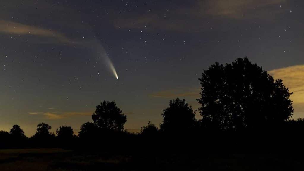 Vista de un cometa en el cielo.