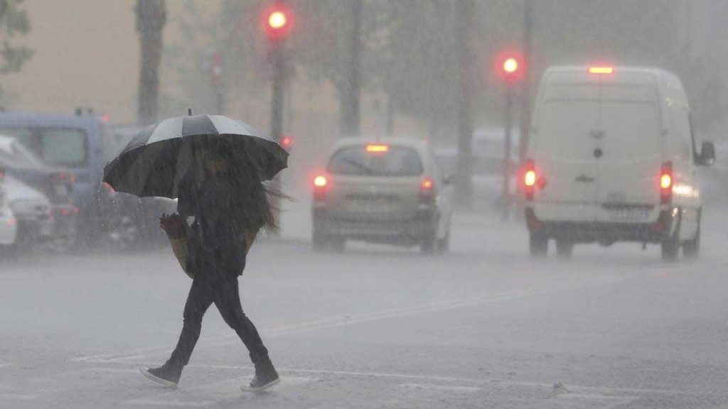 Fuerte lluvia en Sevilla.