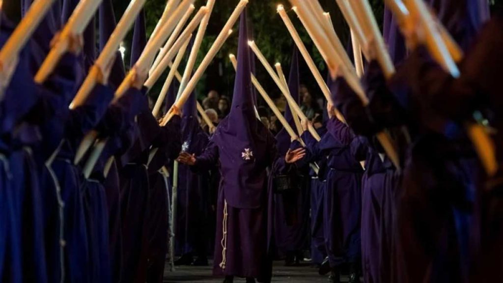 Hermandad por las calles de Sevilla.