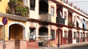 Estado de la vivienda incendiada en la localidad de Guillena.