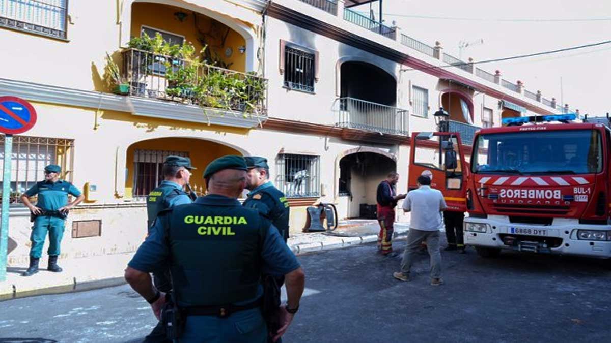 Efectivos de bomberos en Guillena.