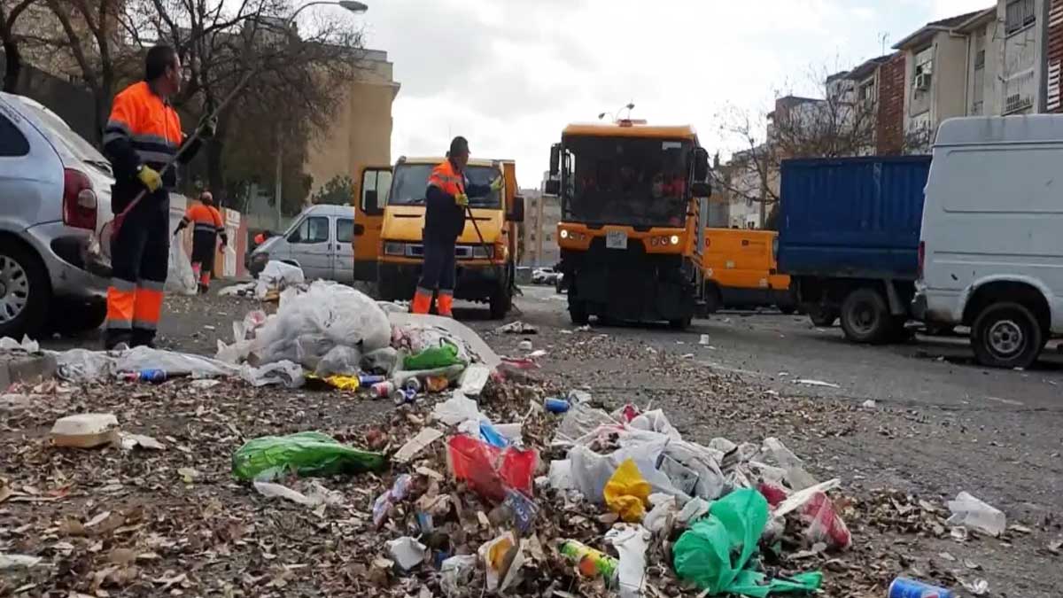 Limpieza en las Tres Mil Viviendas.