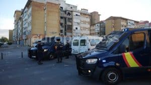 Vehículos y agentes de la Policía Nacional.