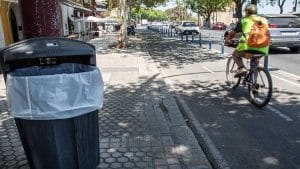 Papelera junto al carril bici en Sevilla.