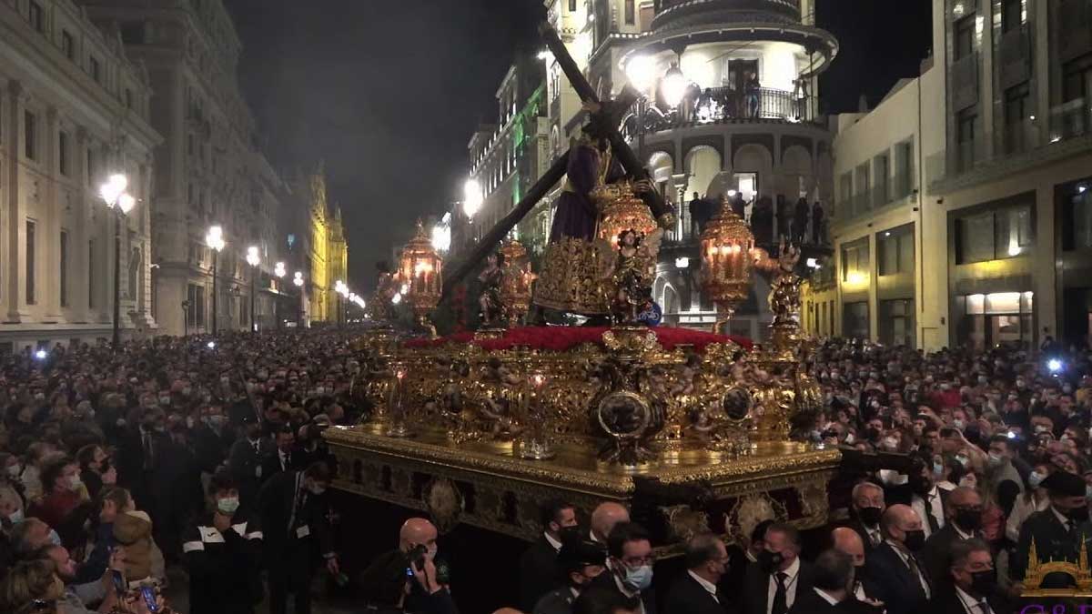 Avenida de la Constitución y procesión.