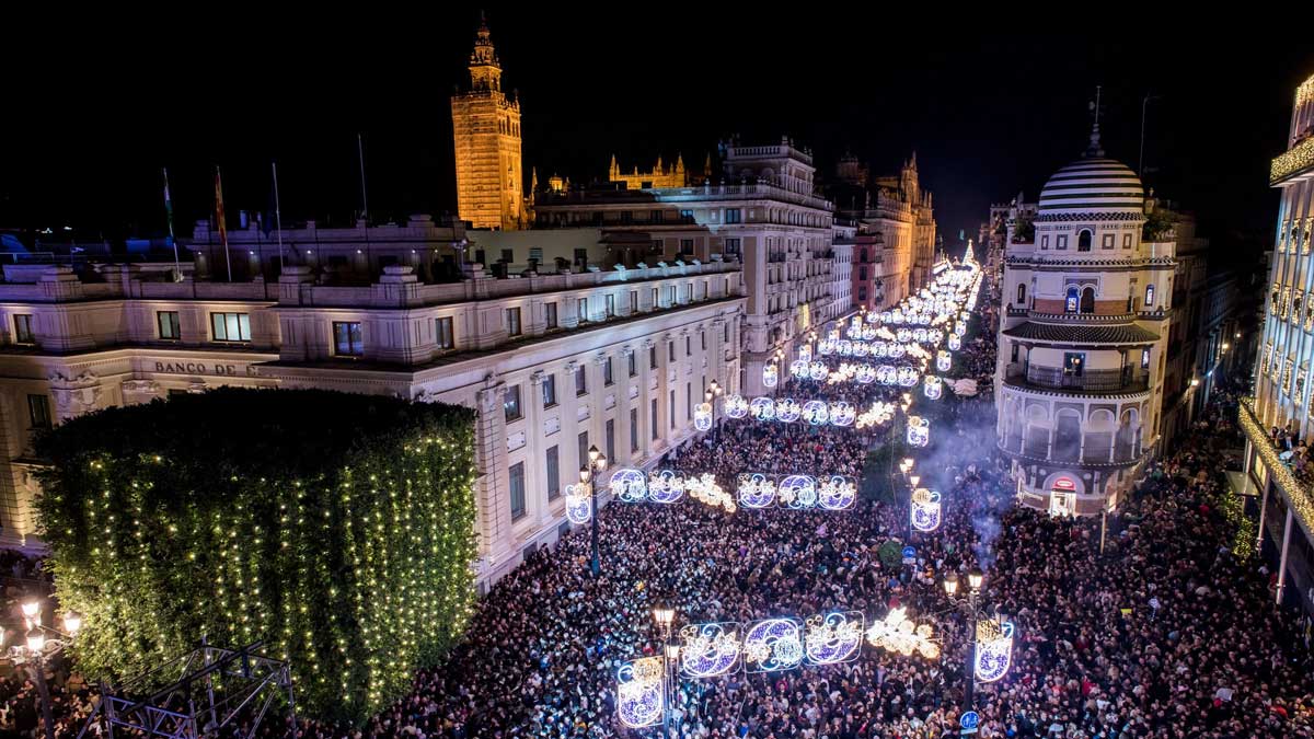 Avenida de la Constitución iluminada para la Navidad en Sevilla.