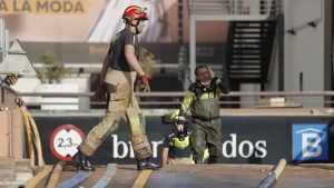 Efectivos de bomberos en el parking de Bonaire.