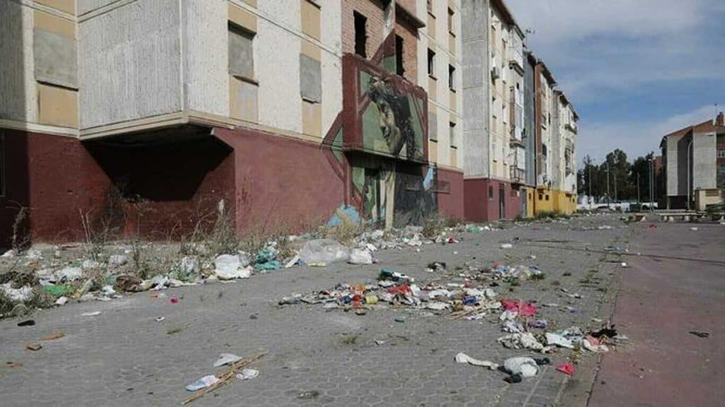 Abandono del Polígono Sur, calle sucia.