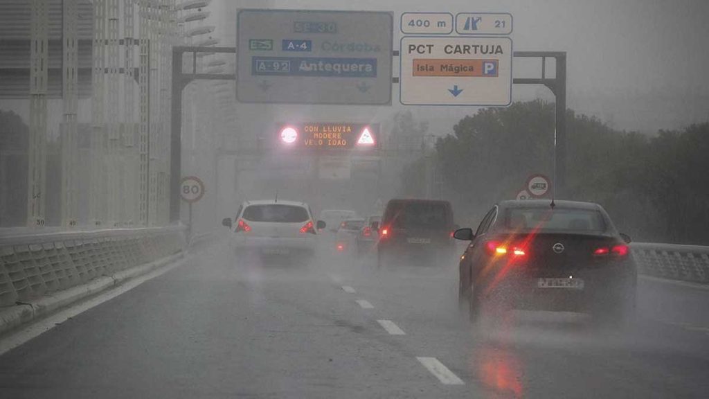 Carretera de acceso a Sevilla bajo la lluvia.