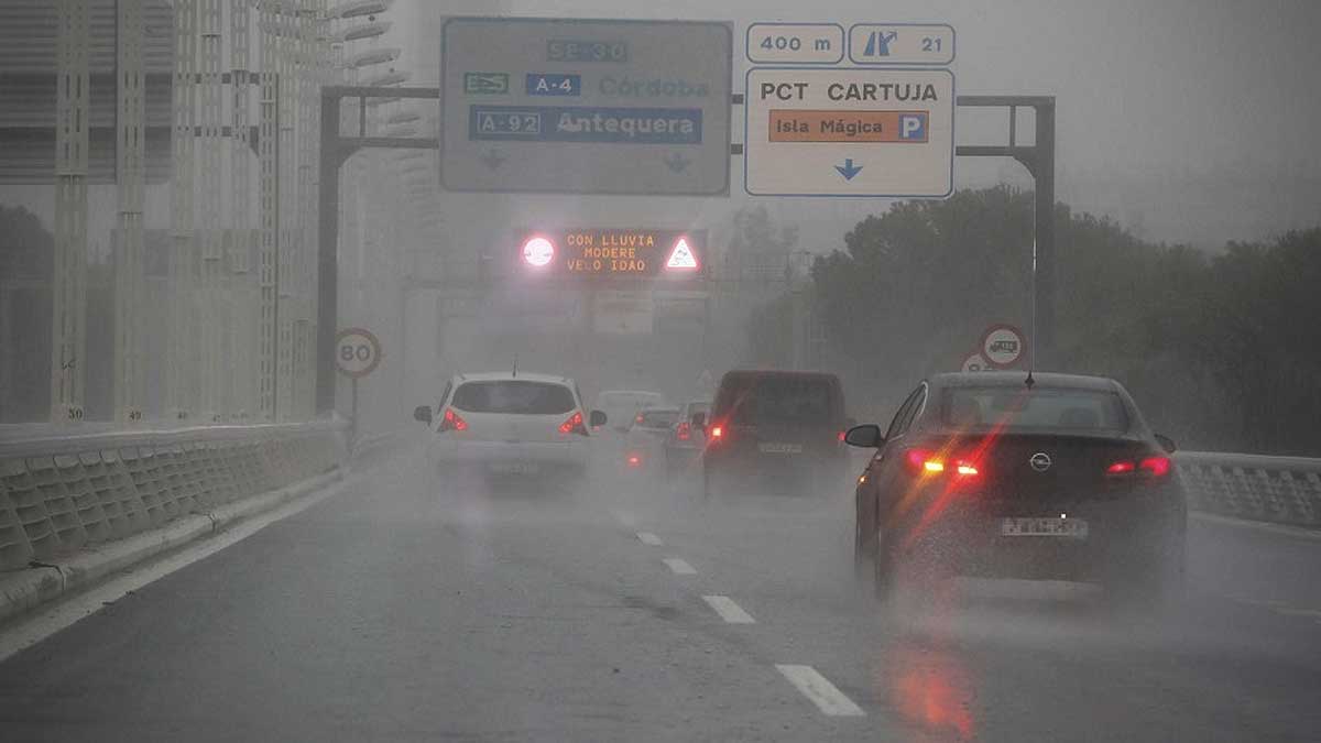 Carretera de acceso a Sevilla bajo la lluvia.