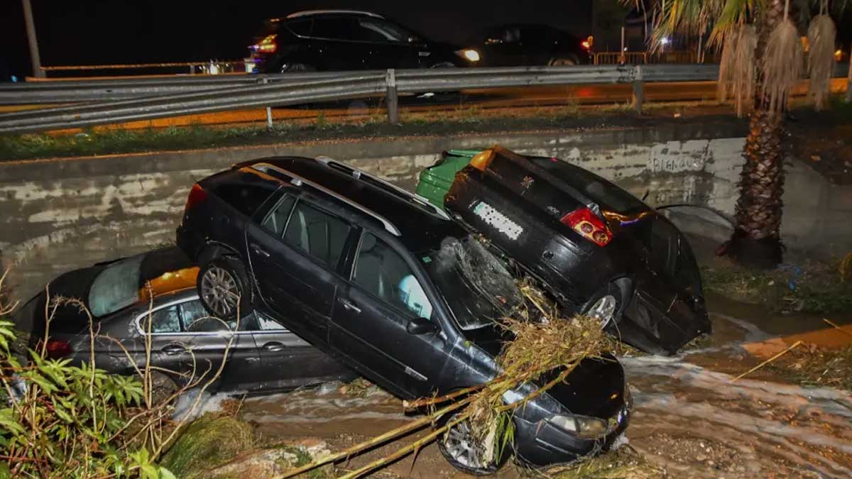 Coches arrastrados por la DANA.