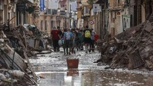 Voluntarios en una calle afectada por la DANA.