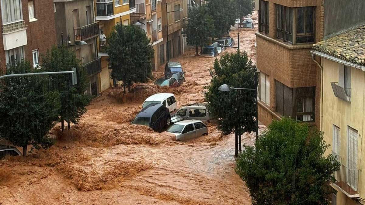 Increíble violencia del agua durante la DANA de Valencia.