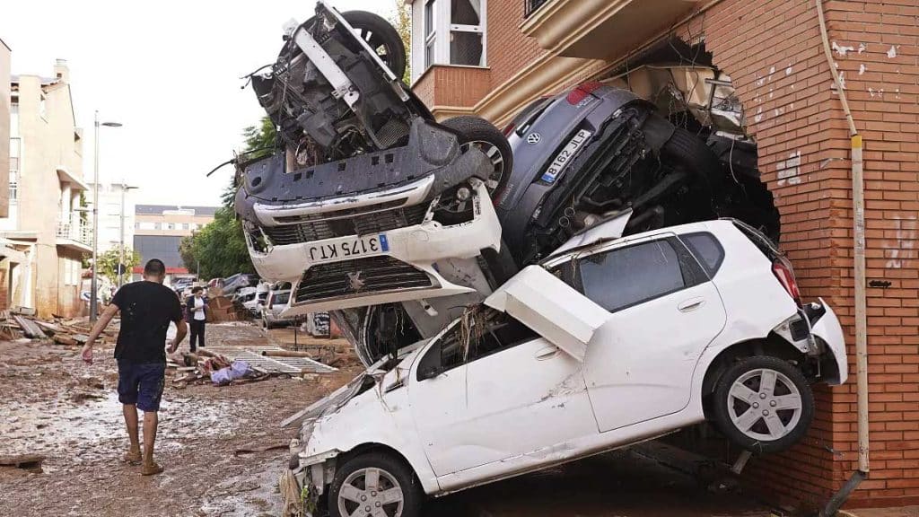 Coches y barro en las calles provocado por la DANA.