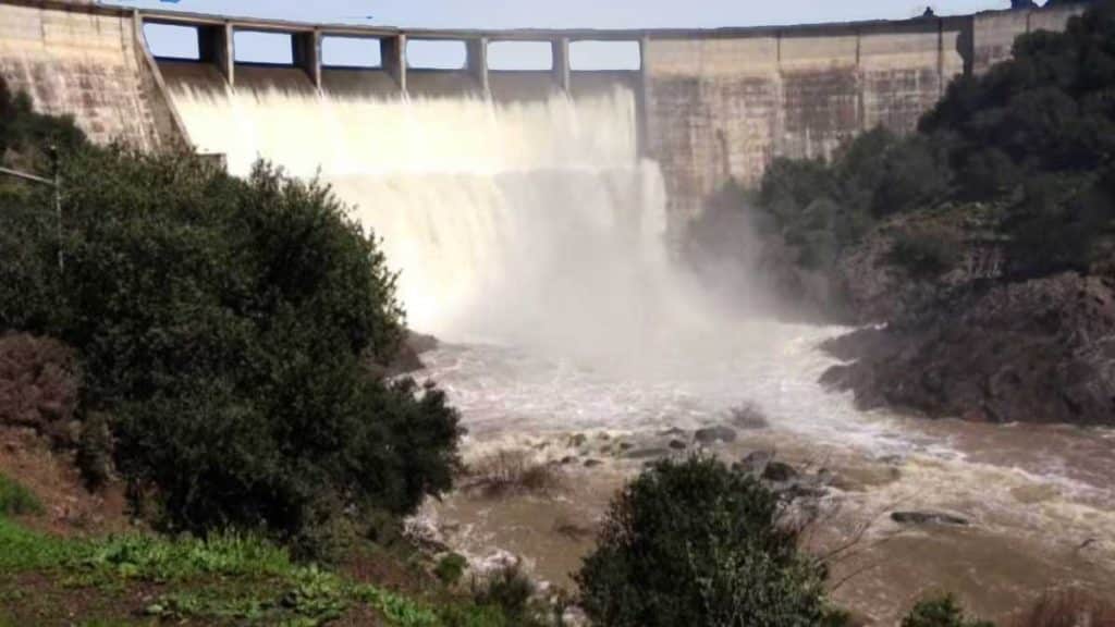 Desembalse de agua en un pantano de Sevilla.