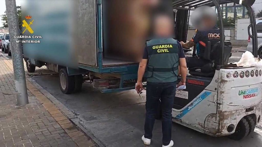 Agentes de la Guardia Civil registrando un camión.