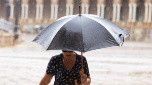 Lluvia en la Plaza de España de Sevilla.