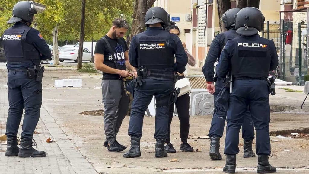 Miembros de la Policía Nacional en las Tres Mil Viviendas.