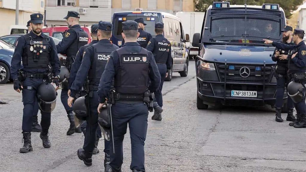 Agentes de la Policía Nacional en el barrio de las Tres Mil Viviendas.