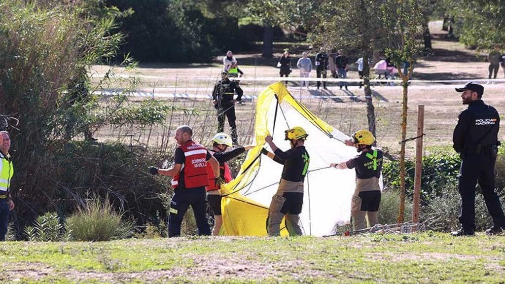 Efectivos cubriendo el cadáver en Parque Tamarguillo.