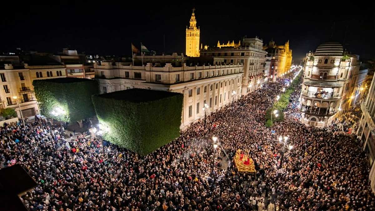 Imagen de la Avenida de la Constitución de Sevilla en Semana Santa.