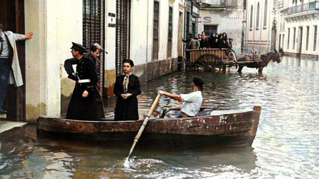 Calle inundada en Sevilla.