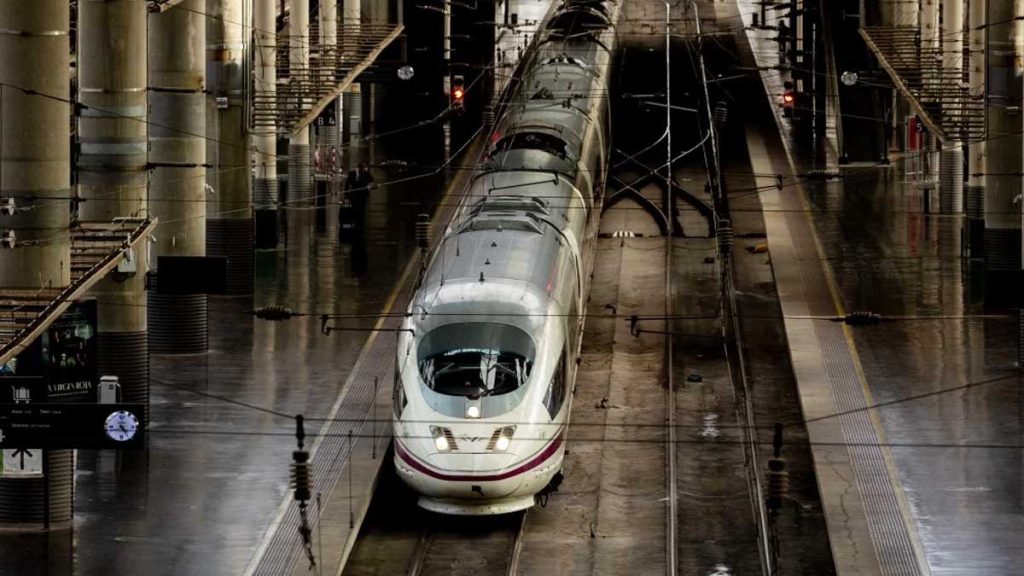 Tren de Alta Velocidad en la estación.