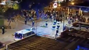 Policía Local disolviendo la "tarde buena" de Sevilla Este.