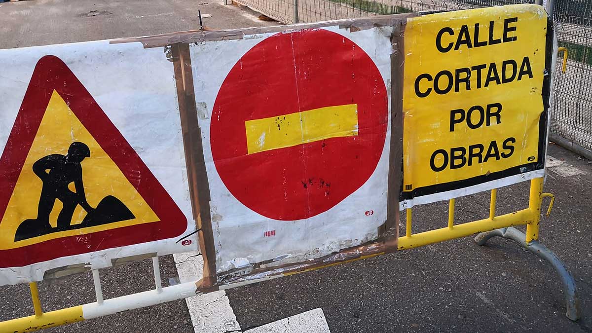 Las obras en Sevilla dificultan el tráfico, calle con vallas y señalización de obras.