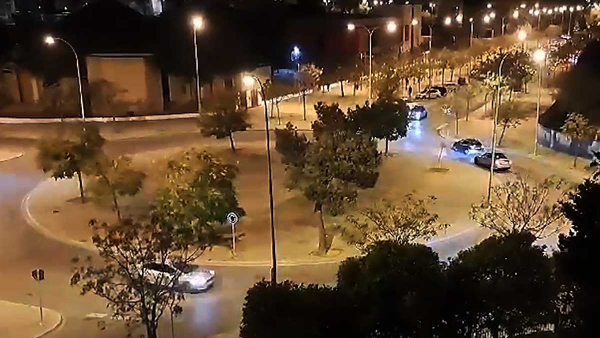 Coches corriendo en las Tres Mil Viviendas.