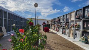 Calle con nichos en el cementerio de El Viso del Alcor.