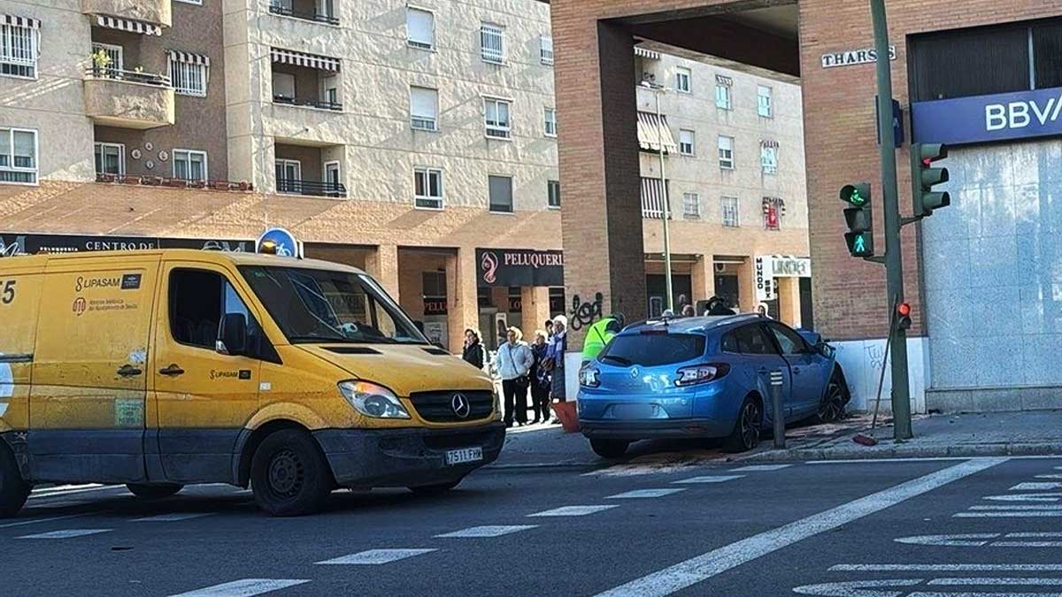 Coche azul empotrado en la pared tras el accidente.