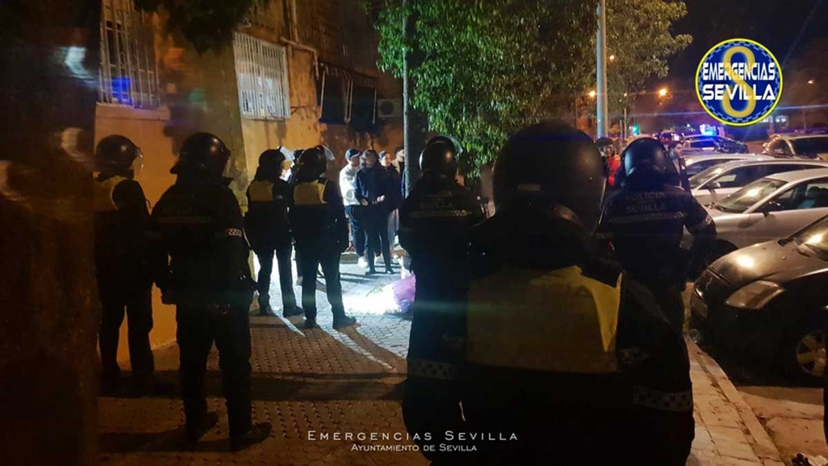 Agentes disolviendo la fiesta ilegal en el Polígono Sur.