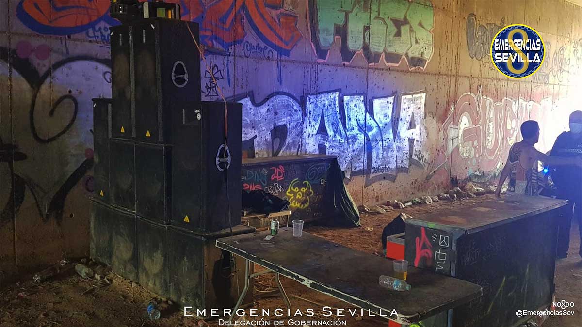 Equipos de altavoces de la fiesta rave ilegal.