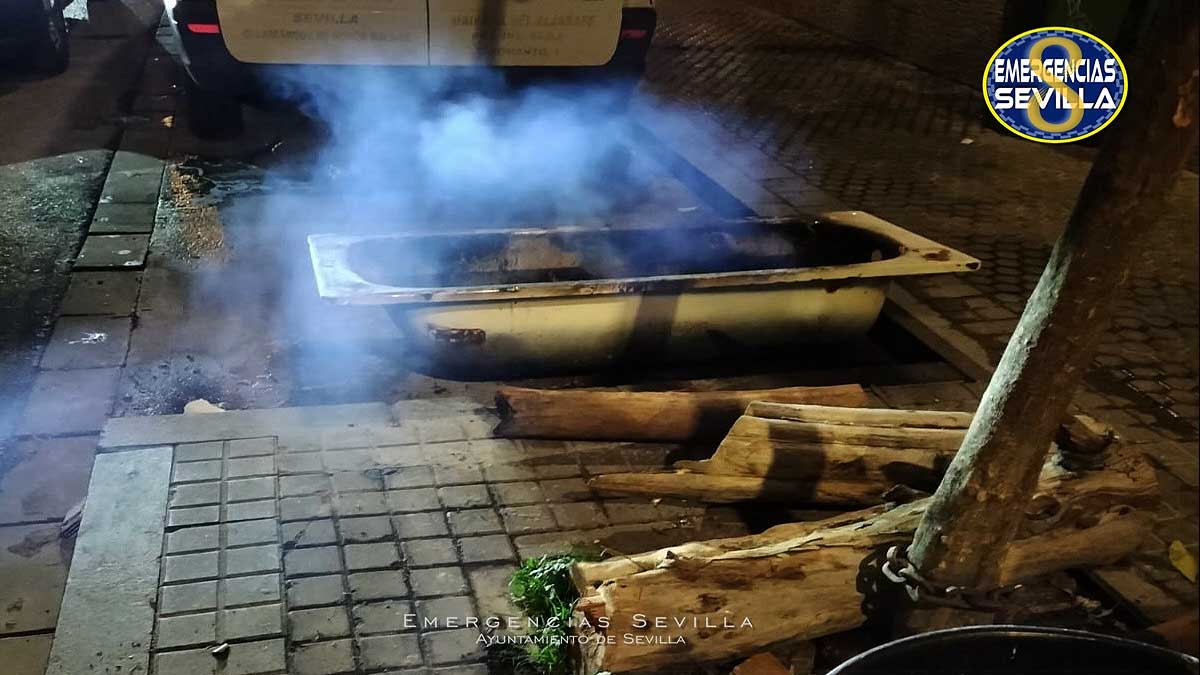 Elementos retirados por la Policía y Lipasam de la fiesta ilegal.