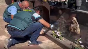 Cementerio profanado y guardias civiles.