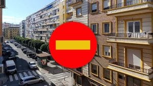 Las obras cortan la calle Juan Sebastián Elcano en Los Remedios, Sevilla.