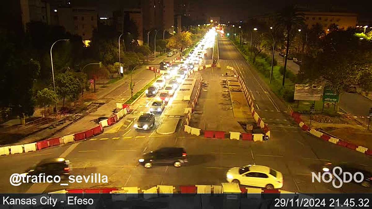 Aglomeración de coches en la nueva rotonda de Kansas City.