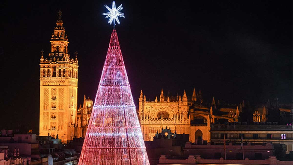 La Giralda y la Catedral de Sevilla en Navidad.