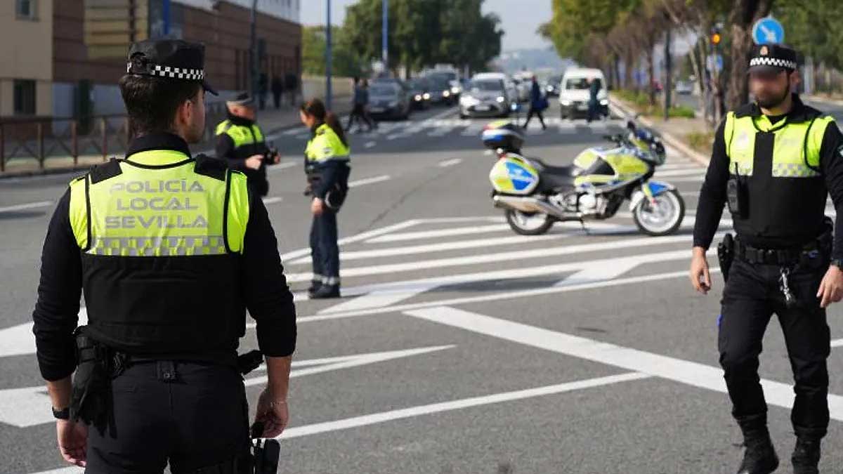 Policía en tareas de regular el tráfico en Sevilla.