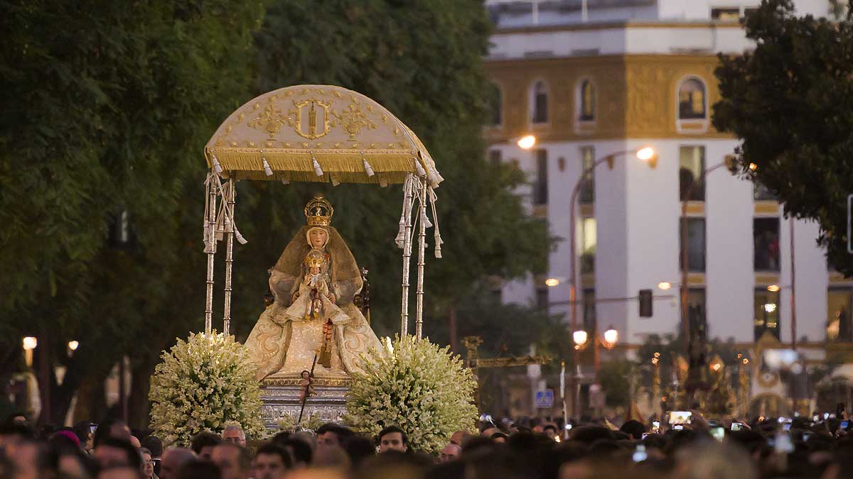 Vista de la Virgen de los Reyes por el Paseo de Colón de Sevilla.