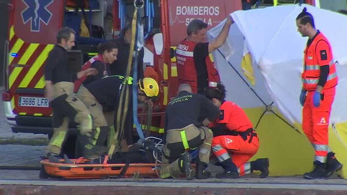 Maniobras de resucitación del ahogado en el muelle.