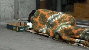 Sintecho pidiendo limosna y durmiendo en la calle.