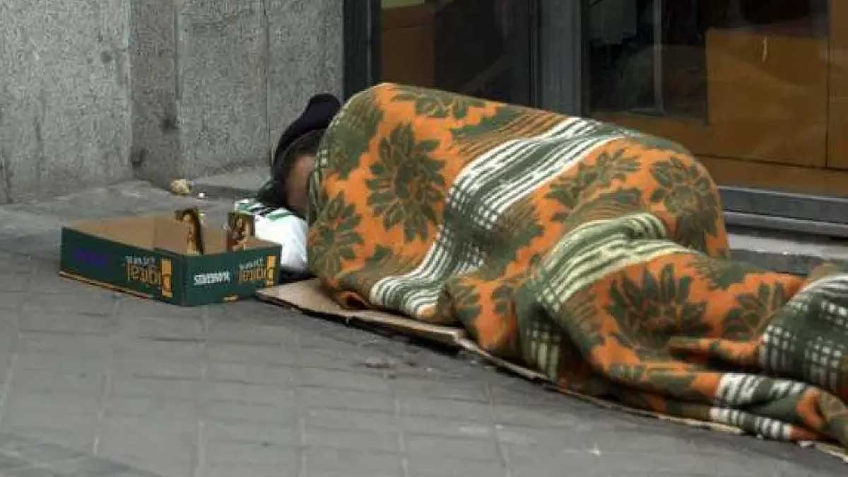 Sintecho pidiendo limosna y durmiendo en la calle.
