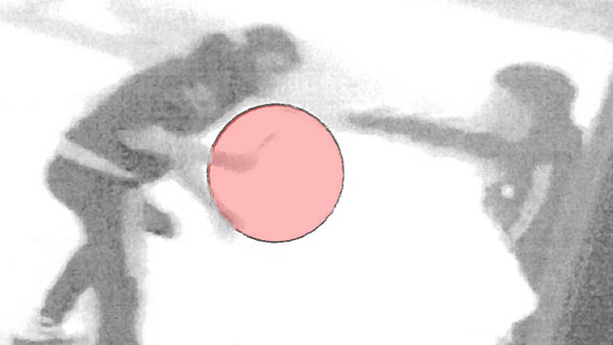 Arma blanca señalada en rojo.