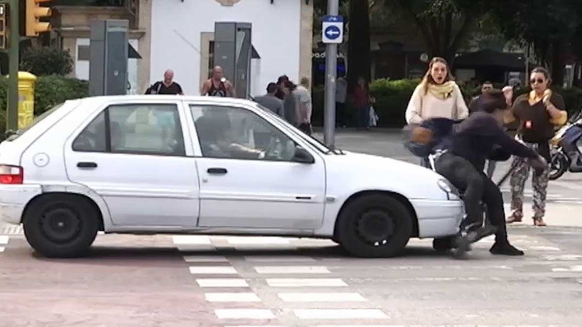 Vehículo y patinete en un atropello.